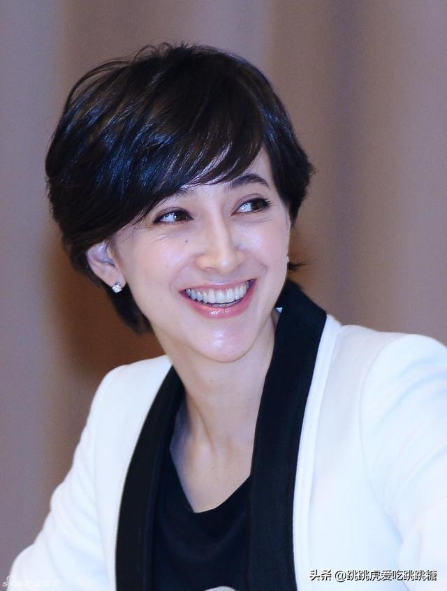 日本最美混血主播:名人二代收割机,42岁挺着孕肚嫁前首相之子