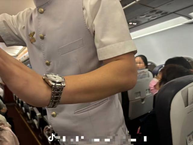 女子大闹航班辱骂殴打空少,自称哈尔滨某高校老师“有背景”,警方回应