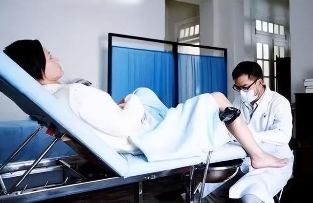 毁三观!某院长在宾馆给女主播治痔疮,摄像头拍全程,视频曝光
