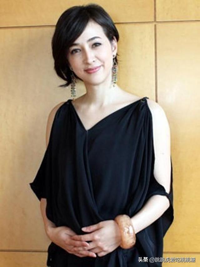 日本最美混血主播:名人二代收割机,42岁挺着孕肚嫁前首相之子