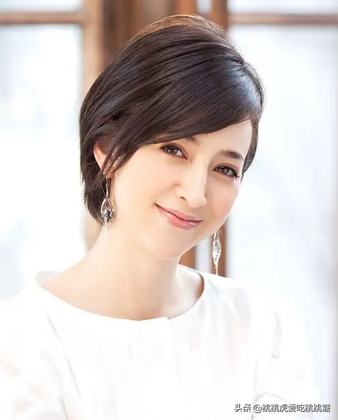 日本最美混血主播:名人二代收割机,42岁挺着孕肚嫁前首相之子