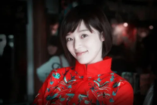 央视美女主播胡蝶:与大12岁导演闪婚,7年生一对儿女,幸福美满