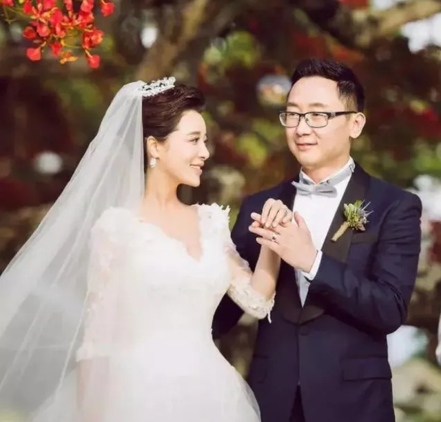 央视美女主播胡蝶:与大12岁导演闪婚,7年生一对儿女,幸福美满