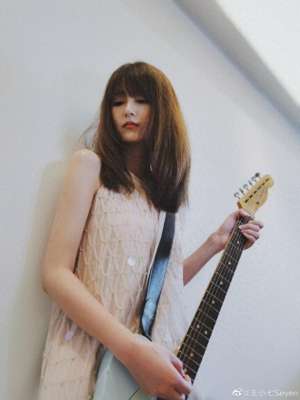 腾讯女主播小七(腾讯美女主播小七晒美照 重金属摇滚萝莉展现别样魅力)