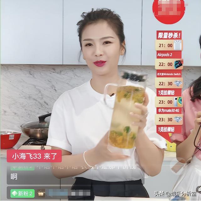 刘涛直播卖沙发太敬业!穿开叉裙赤脚躺沙发上,抬腿下来直接走光