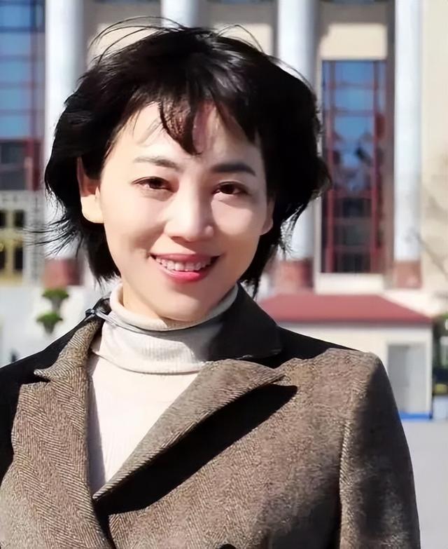央视劳春燕:38岁挺孕肚主持 ,与丈夫分居16年,50岁美得像少女