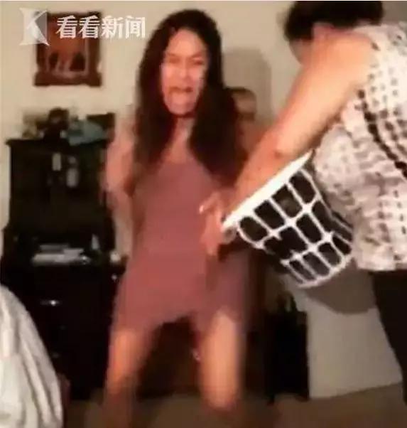 美少女直播跳电臀舞,妈妈闯入将2人暴打,裙子都撕成了这样!