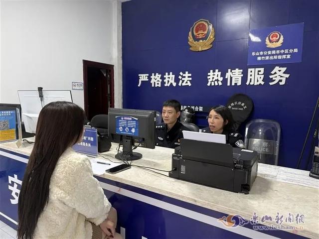 女主播凌晨路边直播,被宝马车蓄意冲撞!司机暴怒原因查明