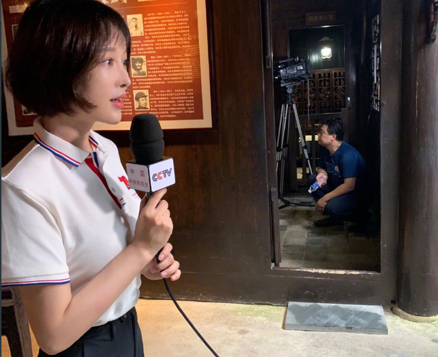 央视美女主播胡蝶:与大12岁导演闪婚,7年生一对儿女,幸福美满