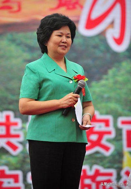 她是新闻联播最早的主持人,退休后卷入广告风波,今低调安享晚年