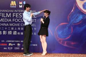 女主播被鬼摸头(宋威龙和宋芸桦新片献银幕初吻，见面会亲昵“摸头杀”点燃现场)