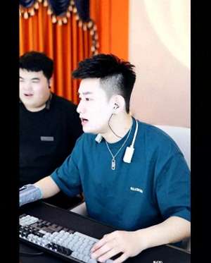 yy女主播被啪啪了(阿哲口误，神豪啪啪心悦电母天佑YY直播不要礼物，官方怒踢)