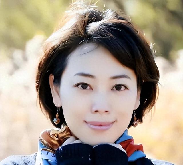 央视劳春燕:38岁挺孕肚主持 ,与丈夫分居16年,50岁美得像少女