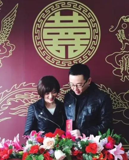 央视美女主播胡蝶:与大12岁导演闪婚,7年生一对儿女,幸福美满
