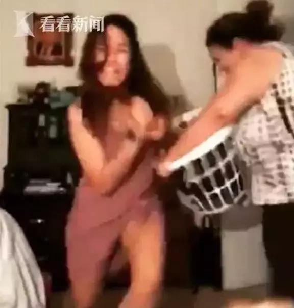 美少女直播跳电臀舞,妈妈闯入将2人暴打,裙子都撕成了这样!