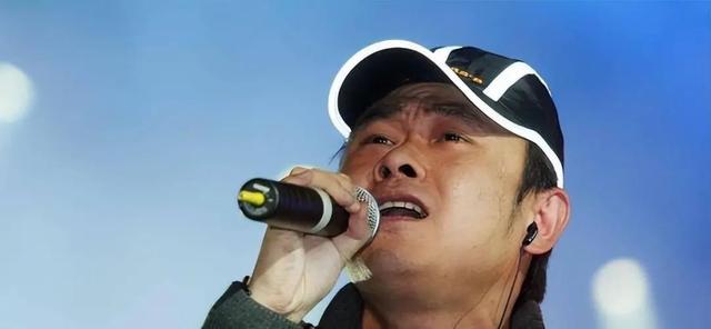 云朵直播时泪洒屏幕,观众怒骂竟揭露了粉丝们的真面目?