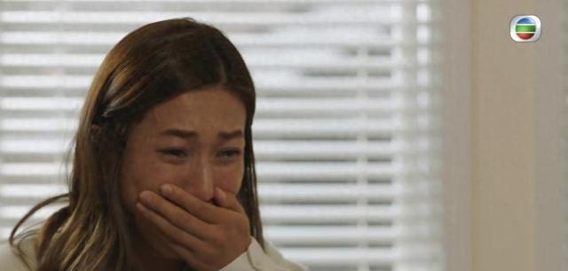 女友在男友家过夜,突然拿出前女友的旧衣让她穿上令她疑惑不快
