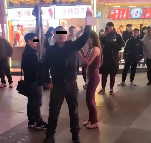 女网红在街头热舞直播 -男子举着喇叭抵制-