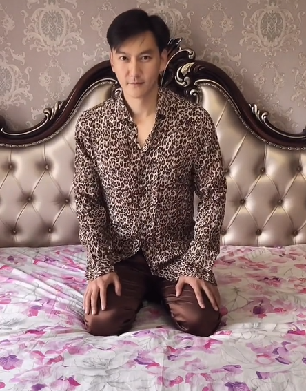 前央视男主持人晒近况,穿豹纹戴粉色长发,家具陈旧杂物堆积