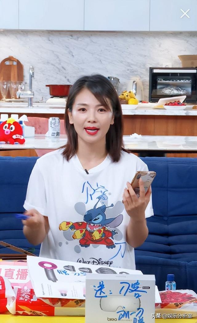 刘涛直播卖沙发太敬业!穿开叉裙赤脚躺沙发上,抬腿下来直接走光