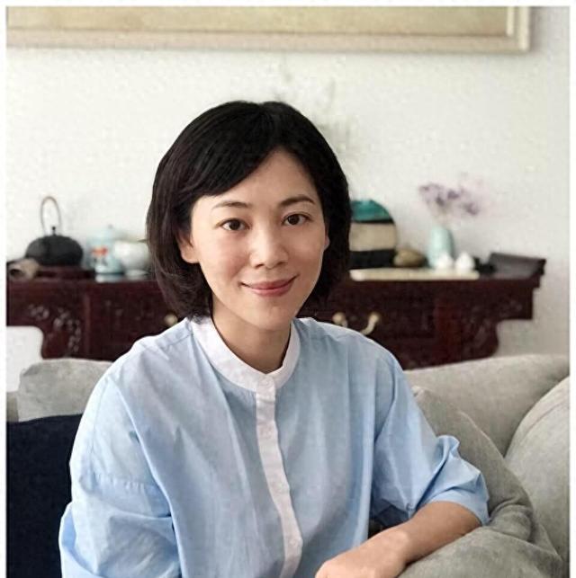 央视劳春燕:38岁挺孕肚主持 ,与丈夫分居16年,50岁美得像少女