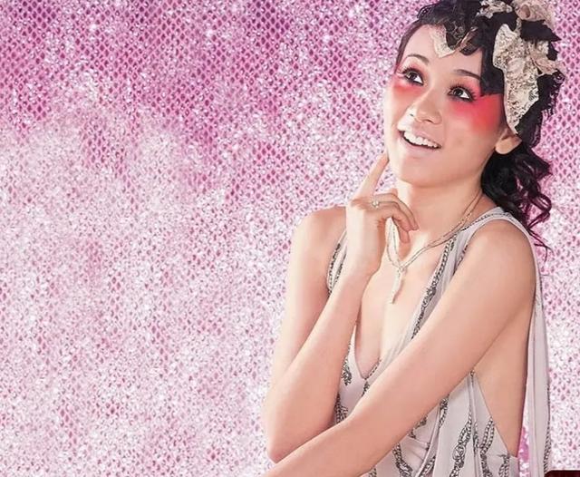 “消失”的港姐杨思琦：深夜直播唱歌、付费聊天，她经历了什么？