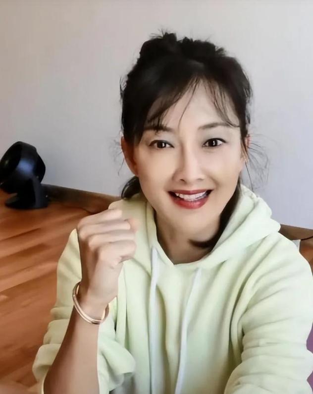 牛莉直播间彻底放飞了!穿“挖洞衫”配“半截背心”,扭臀热舞