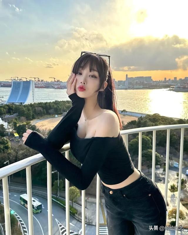 韩国百万级女主播hankung,清纯外表,性感身材,反差感十足