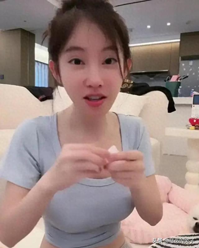 冯提莫尺度越来越大,直播洗头又走光?网友:怎么养的变化这么大