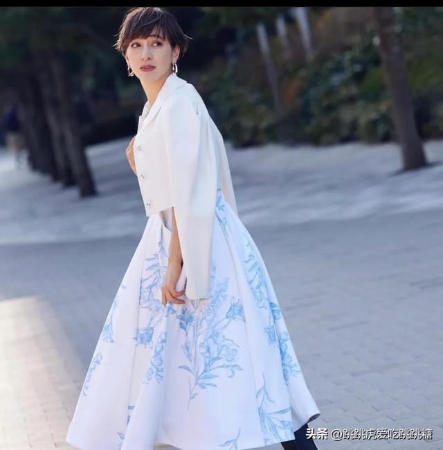 日本最美混血主播:名人二代收割机,42岁挺着孕肚嫁前首相之子