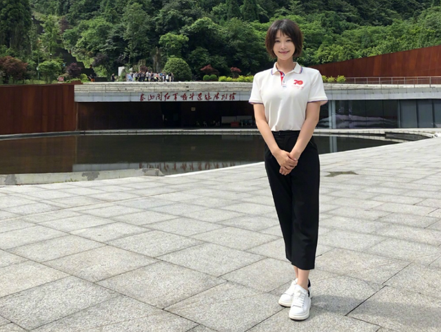 央视美女主播胡蝶:与大12岁导演闪婚,7年生一对儿女,幸福美满