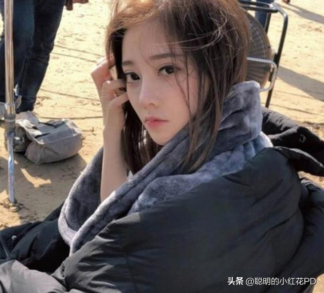 见光死!冯提莫穿紧身衣直播,鼻子透光眼皮似刀割,身高被指147