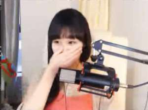 性感女主播娇喘视频(美女主播董月月被水友玩坏 企图娇喘过关居然也躲不过)