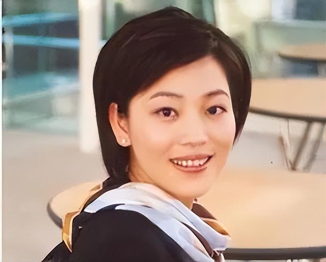 央视劳春燕:38岁挺孕肚主持 ,与丈夫分居16年,50岁美得像少女
