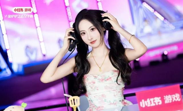极品反差!LPL著名女解说转行擦边主播?直播红衣吊带热舞撩人