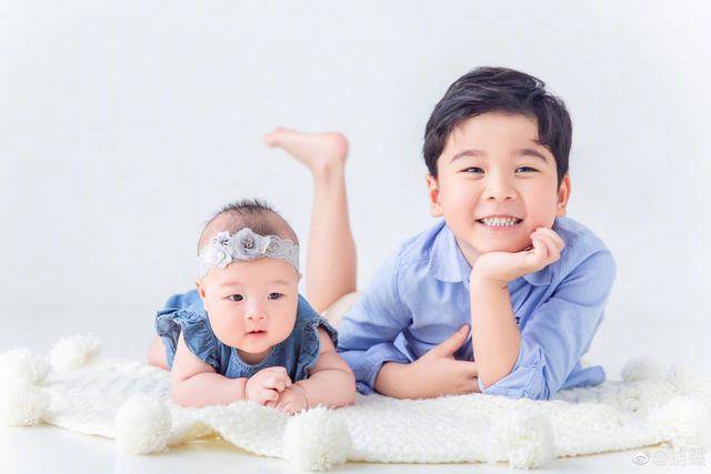 央视美女主播胡蝶:与大12岁导演闪婚,7年生一对儿女,幸福美满