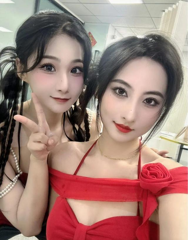极品反差!LPL著名女解说转行擦边主播?直播红衣吊带热舞撩人