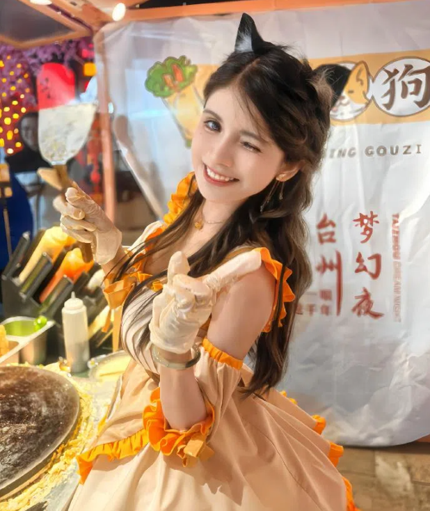 狗头萝莉拍仙女棒特效,盈盈细腰勾起回忆,网友:转呼啦圈练的