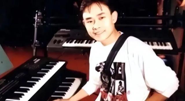 云朵直播时泪洒屏幕,观众怒骂竟揭露了粉丝们的真面目?