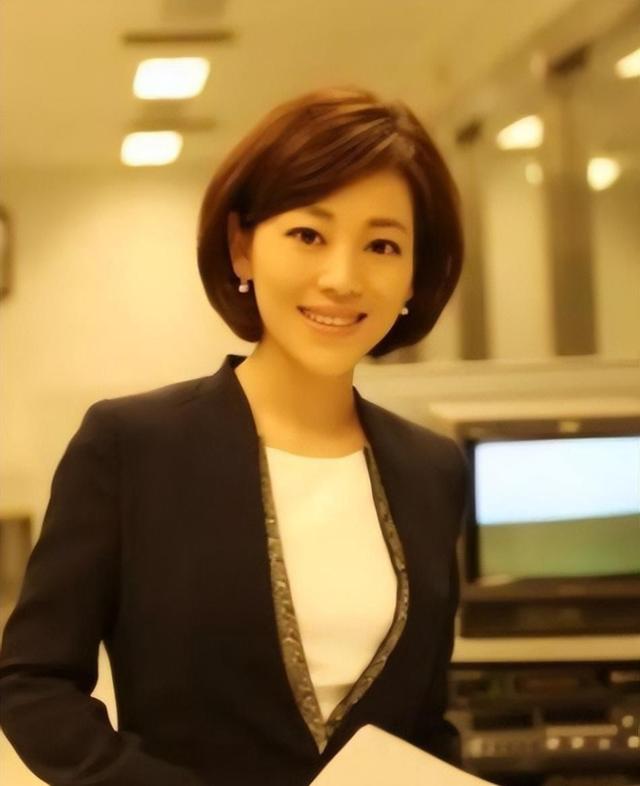 央视劳春燕:38岁挺孕肚主持 ,与丈夫分居16年,50岁美得像少女