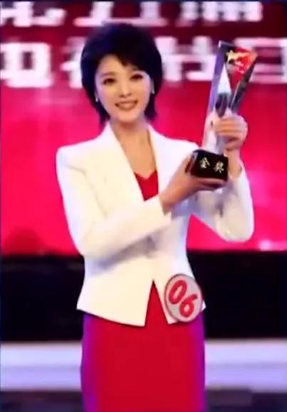 央视美女主播胡蝶:与大12岁导演闪婚,7年生一对儿女,幸福美满