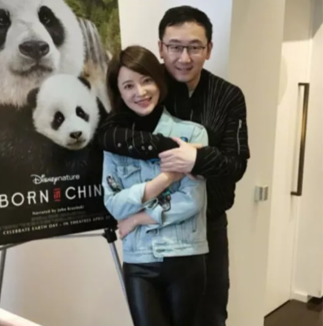 央视美女主播胡蝶:与大12岁导演闪婚,7年生一对儿女,幸福美满