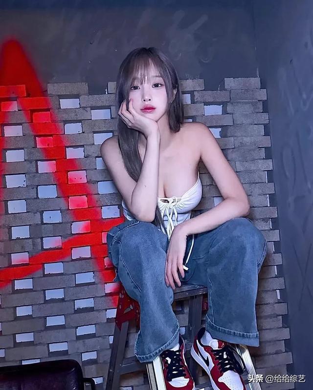 韩国百万级女主播hankung,清纯外表,性感身材,反差感十足