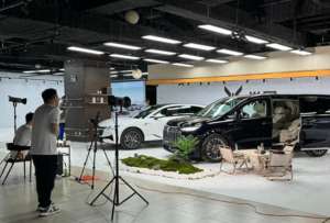 网络女主播乱象(直播卖车乱象频出，女主播穿着暴露博眼球，90%观众是来看主播的)