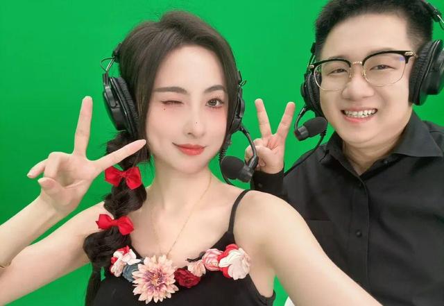 极品反差!LPL著名女解说转行擦边主播?直播红衣吊带热舞撩人