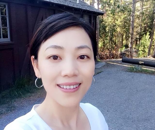 央视劳春燕:38岁挺孕肚主持 ,与丈夫分居16年,50岁美得像少女