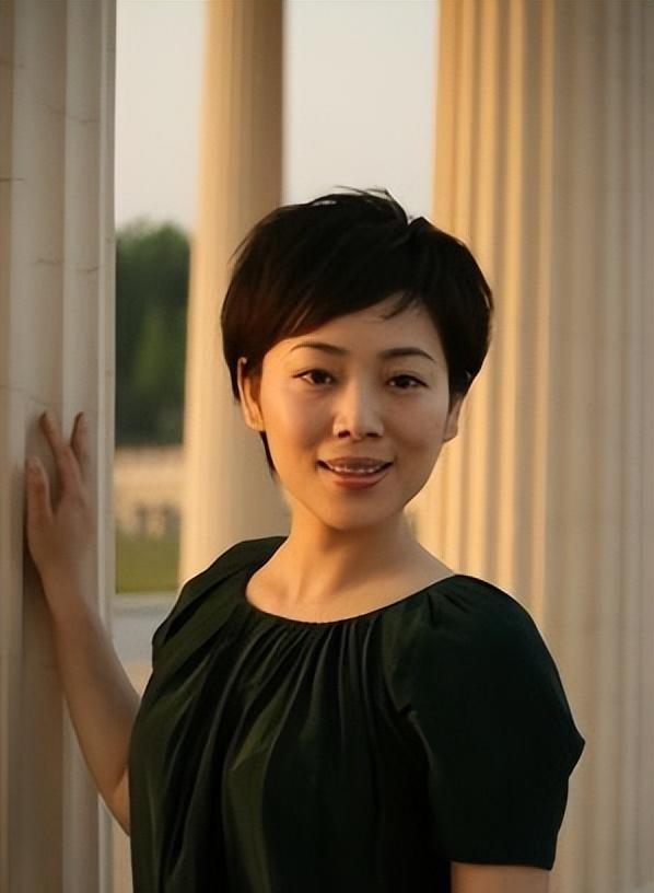 央视劳春燕:38岁挺孕肚主持 ,与丈夫分居16年,50岁美得像少女