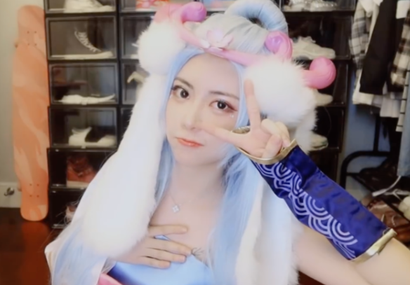 周淑怡和骆歆睡衣舞被封禁,更劲爆的贴身舞为何没事?因为真空
