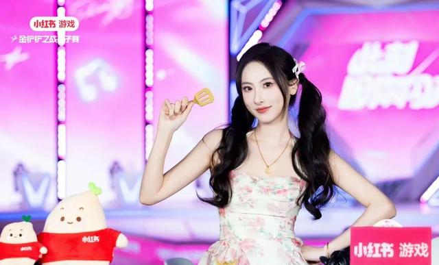 极品反差!LPL著名女解说转行擦边主播?直播红衣吊带热舞撩人
