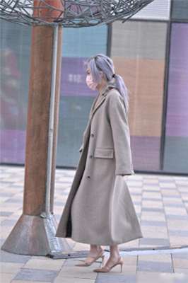 荷双 女主播(藕荷色的尖头细跟凉鞋，搭配浅灰色的呢子大衣，有了春天的效果)
